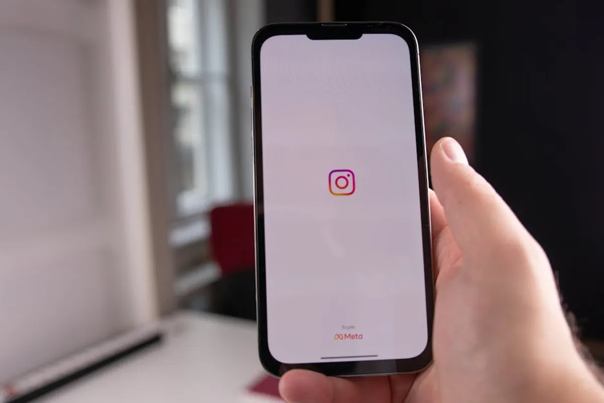 How to Change Instagram Story Background Color